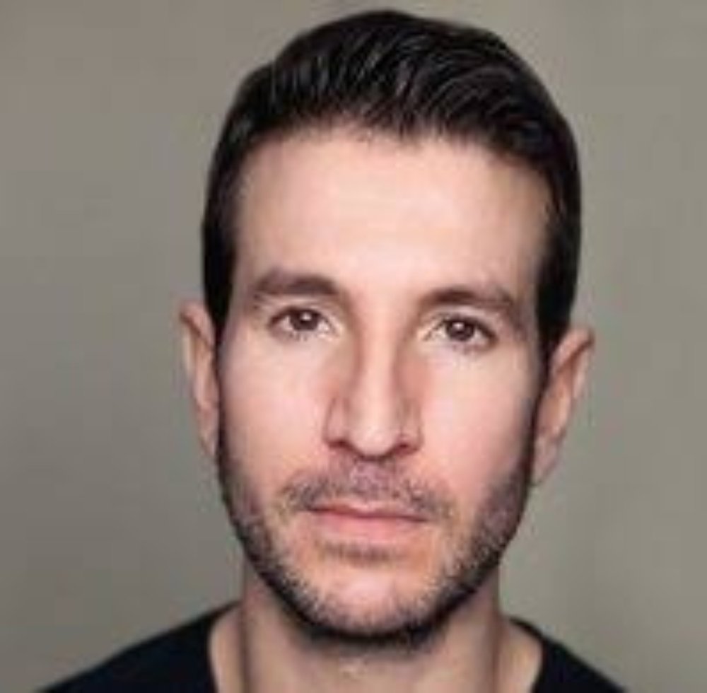  Alex Michaelides